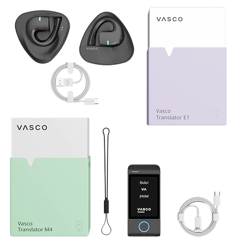 Vasco Translator E1 rinkinys su dviem belaidėmis vertimo ausinėmis, įkrovimo laidu, vadovu, maišeliu ir pakuote, išdėliotas šalia Vasco Translator M4 dėžutės su virvele ir laidu.