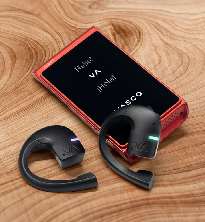 Žmogus paspaudžia vertimo ausinių nustatymą Vasco V4 įrenginyje