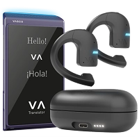„Vasco Q1“ vertimo įrenginių rinkinys, kurį sudaro violetinis „Vasco Q1“ vertimo įrenginys su LED ekranu ir „VA“ logotipu ekrane, taip pat juodos spalvos „Vasco E1“ vertimo ausinės ir įkrovimo dėklas. 